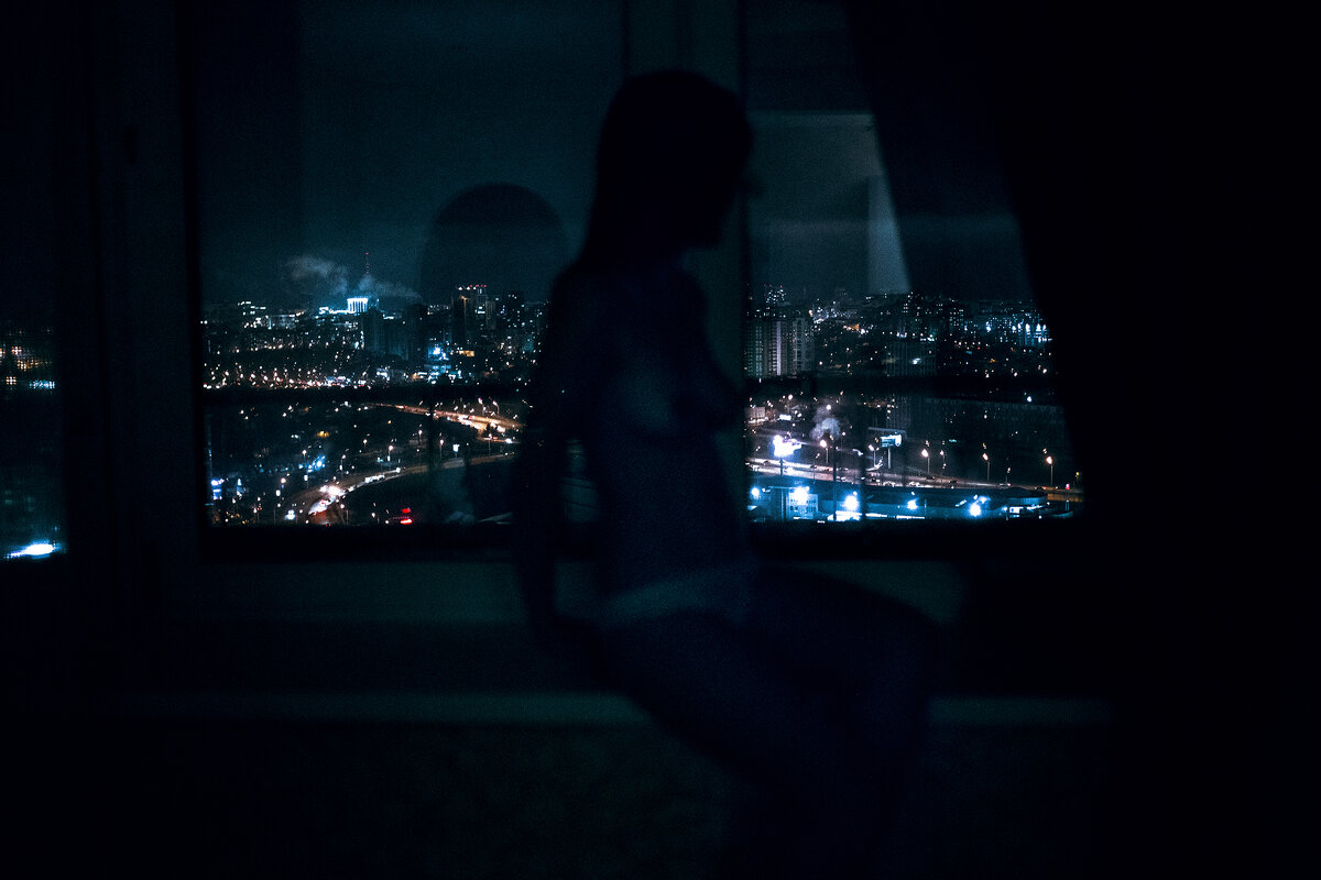 Голая девушка сидит на подоконнике на фоне ночной Уфы :: Lenar Abdrakhmanov  – Социальная сеть ФотоКто