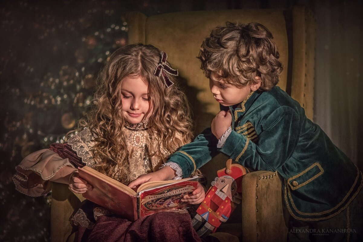Дети читают книгу - Kananphoto 