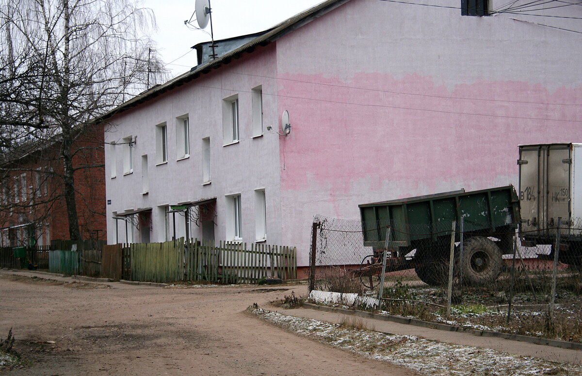 бело-розовый дом и хмурый день - Любовь 