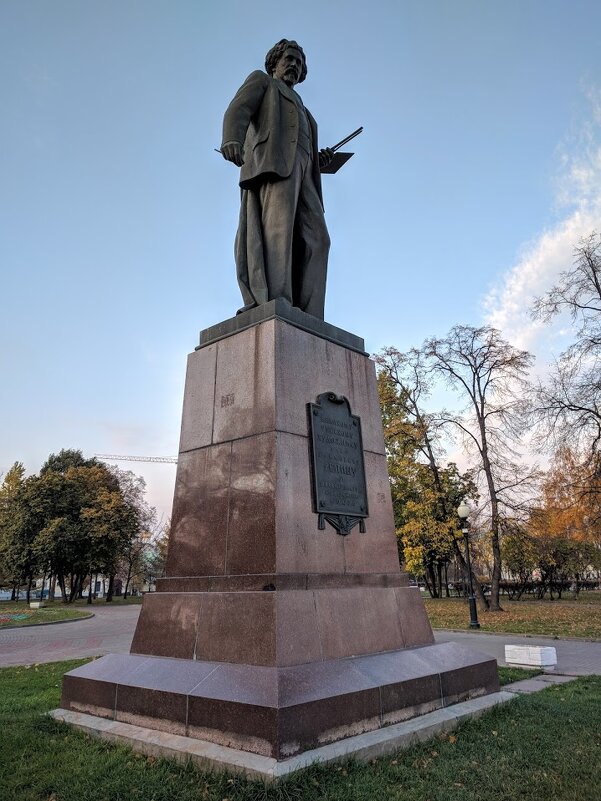 Памятник художнику - Марина Птичка