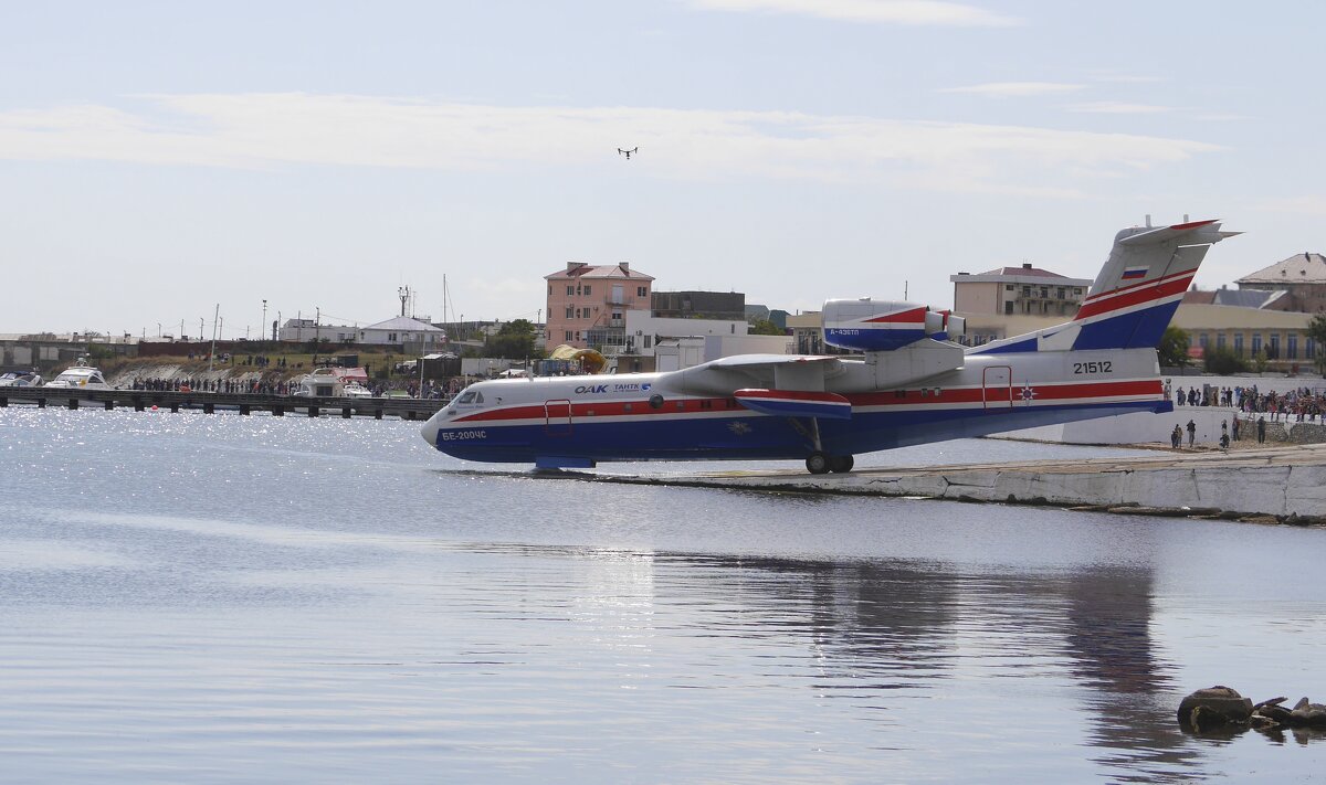 Самолёт Амфибия Бе 200 входит в воду - Alexey YakovLev