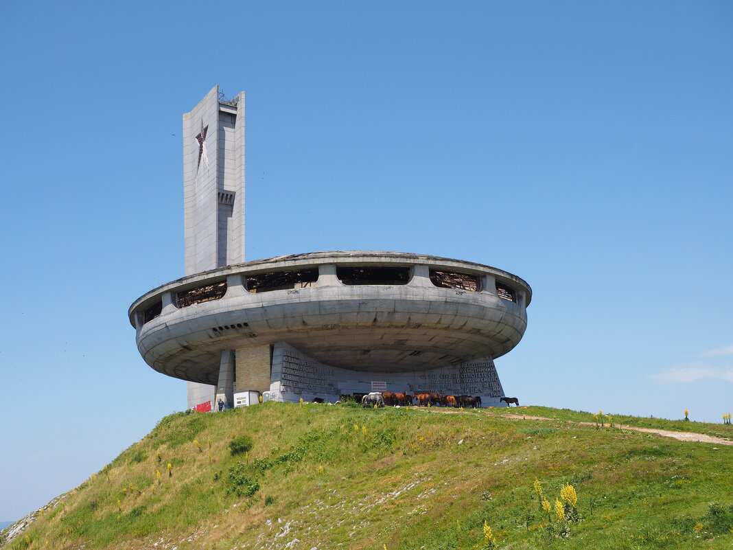 "Летающая тарелка" на горе Бузлуджа в Болгарии. - Евгений Седов
