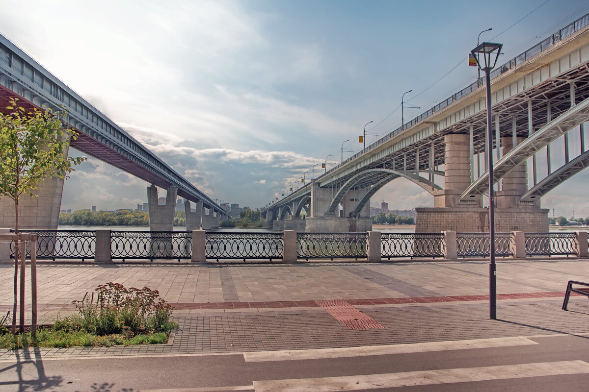 Меж двух мостов - Андрей Семенов