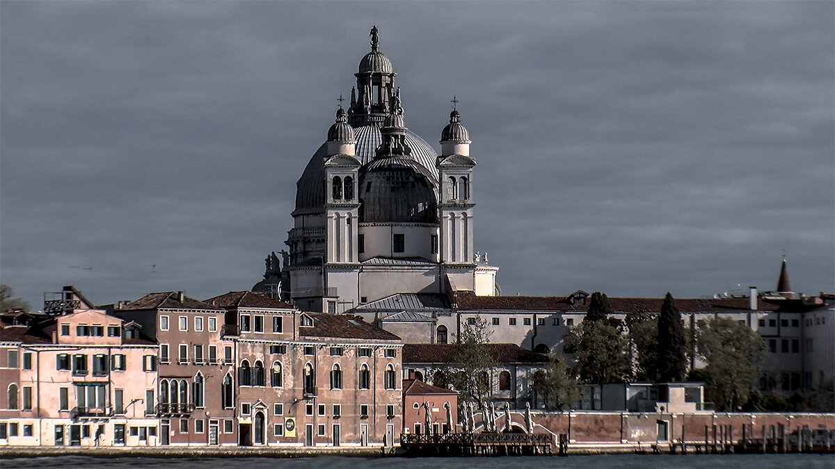 Venezia. Basilica di Santa Maria della Salute sul lato est. - Игорь Олегович Кравченко