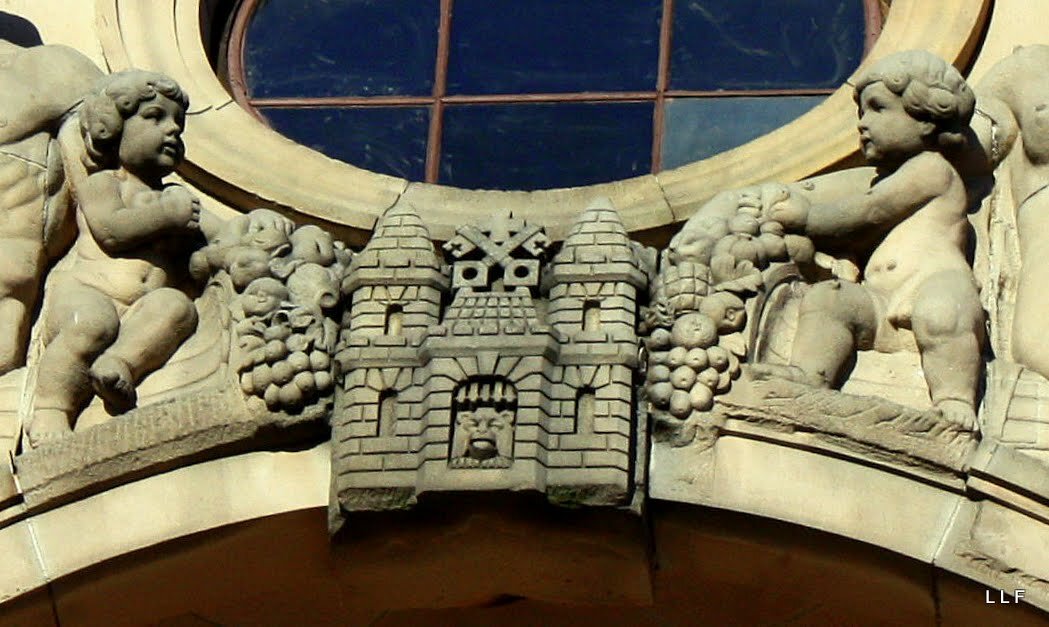 Изображение герба города на фасадах зданий. - Liudmila LLF