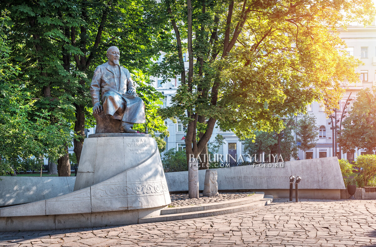 Памятник поэту Кунанбаеву - Юлия Батурина