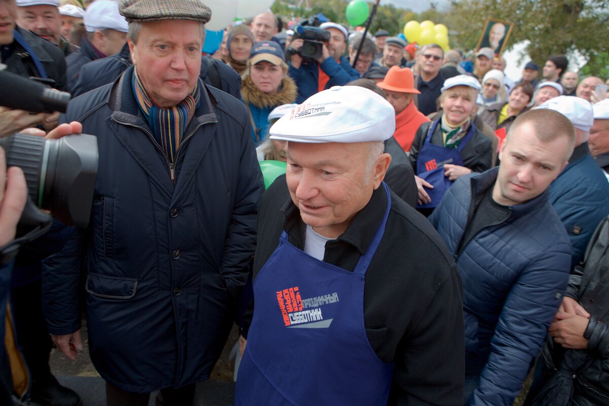 Юрий Михайлович в своё 80-летие сам купил и принял участие в посадке сотен яблонь в Коломенском! - Алекс Ант