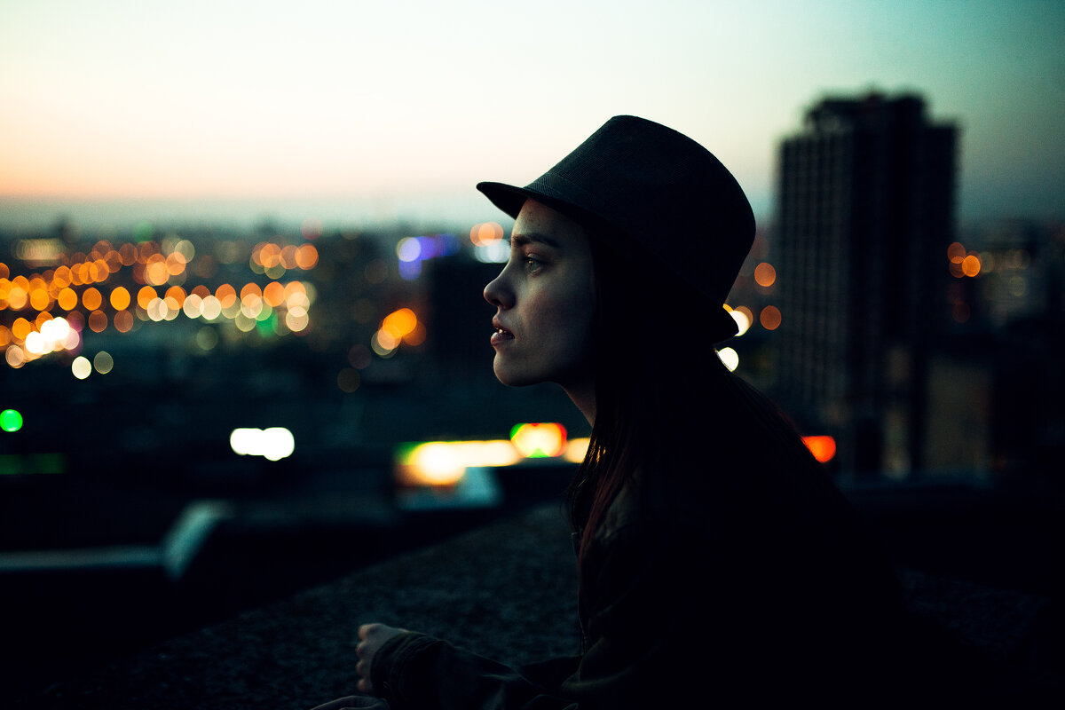 Девушка в шляпе на крыше фоне ночного города - Lenar Abdrakhmanov