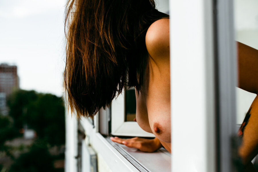 Голая девушка выглядывает из окна балкона - Lenar Abdrakhmanov