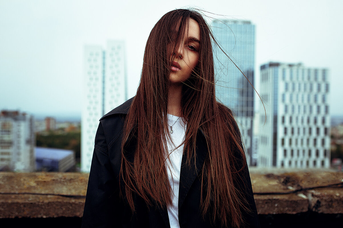 Портрет девушки с длинными волосами с ветром на крыше дома - Lenar Abdrakhmanov