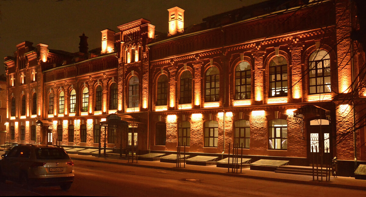 Реконструированное здание рязанской "ликёрки" при вечернем освещении - Александр Буянов
