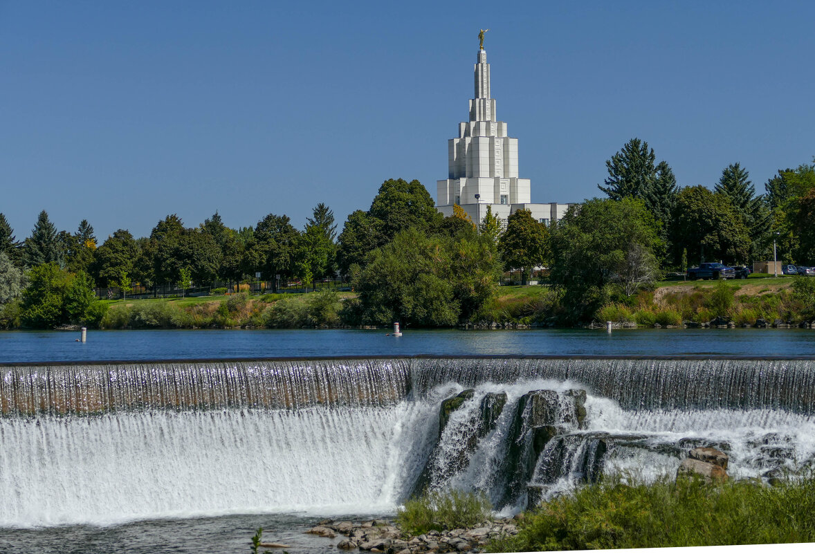 Сверкающий белый Храм Айдахо-Фолс напротив водопадов в г.Айдахо Фолз, штат Айдахо - Юрий Поляков