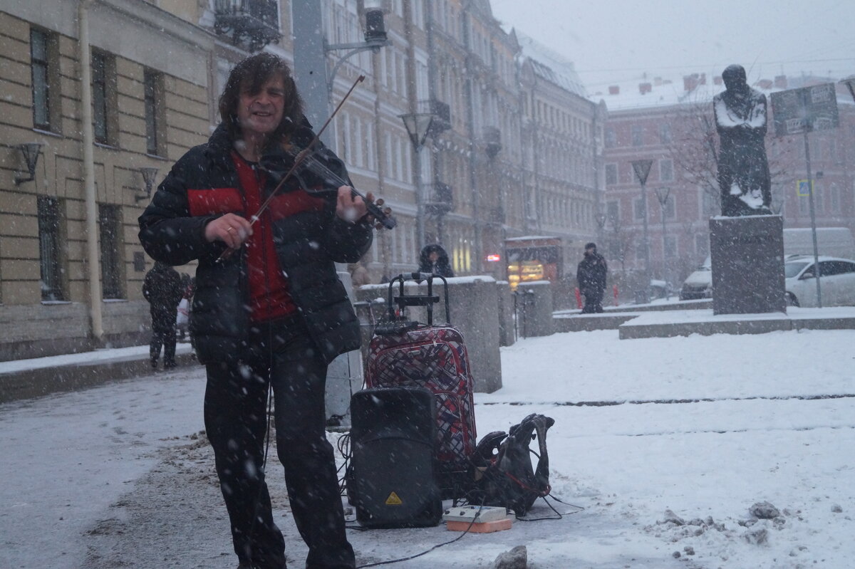 Скрипач заставил  снег кружится  (уличный музыкант) - Серж Поветкин