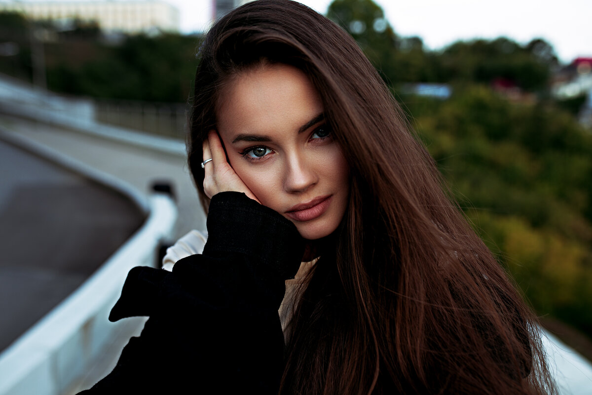 Портрет милой девушки в черном свитере на набережной города Уфа - Lenar Abdrakhmanov