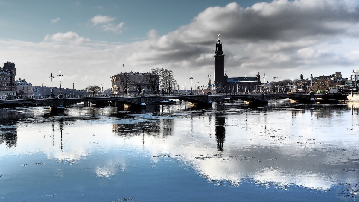 В отражении Стокгольмская ратуша Stockholms stadshus - wea *