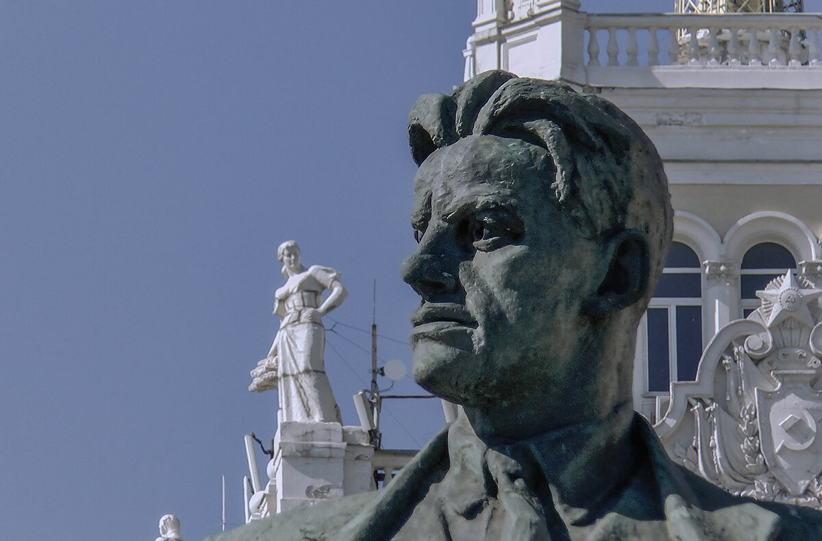 Любимый поэт Сталина  на Триумфальной площади в Москве. - Игорь Олегович Кравченко