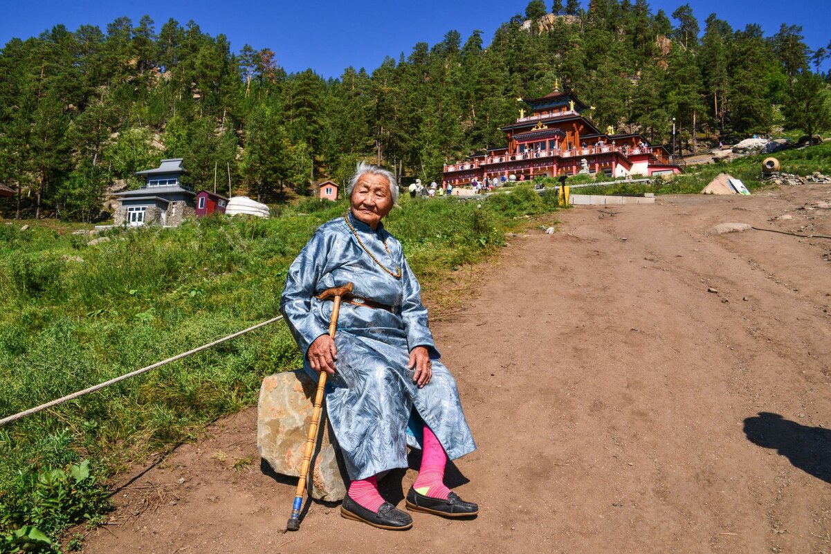 92-х летная женщина идёт пешком к монастырю Улзи - Георгий А