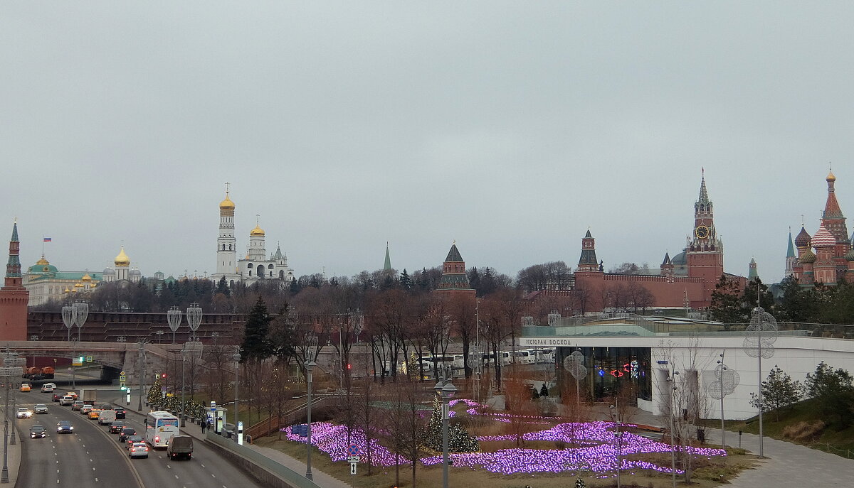 Вид на Кремль со стороны парка Зарядье. - Люба 