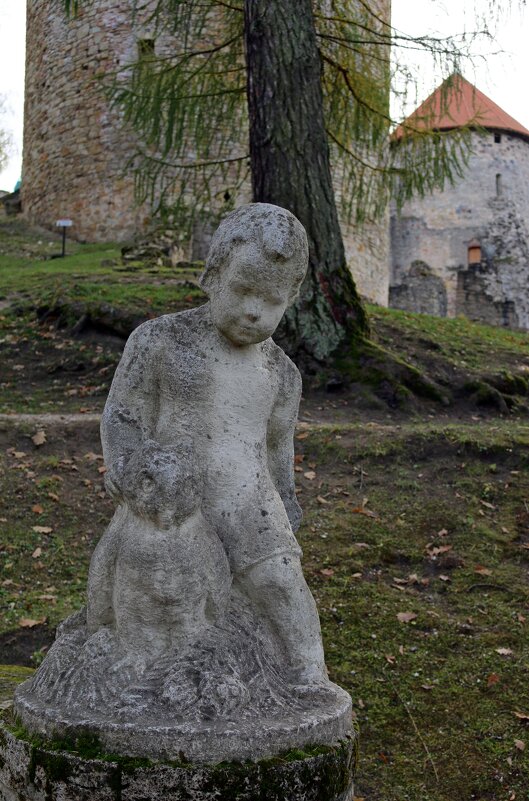 Скульптуры цесисского замка - Ольга 