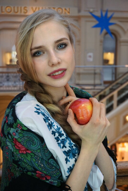 С яблоком. - Саша Бабаев