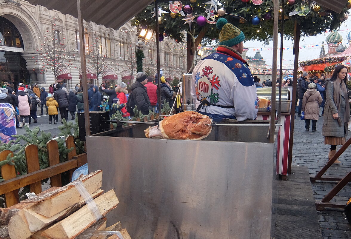 Не засматривайся на чужих девушек, без мяса останешься,утащат! - Люба 