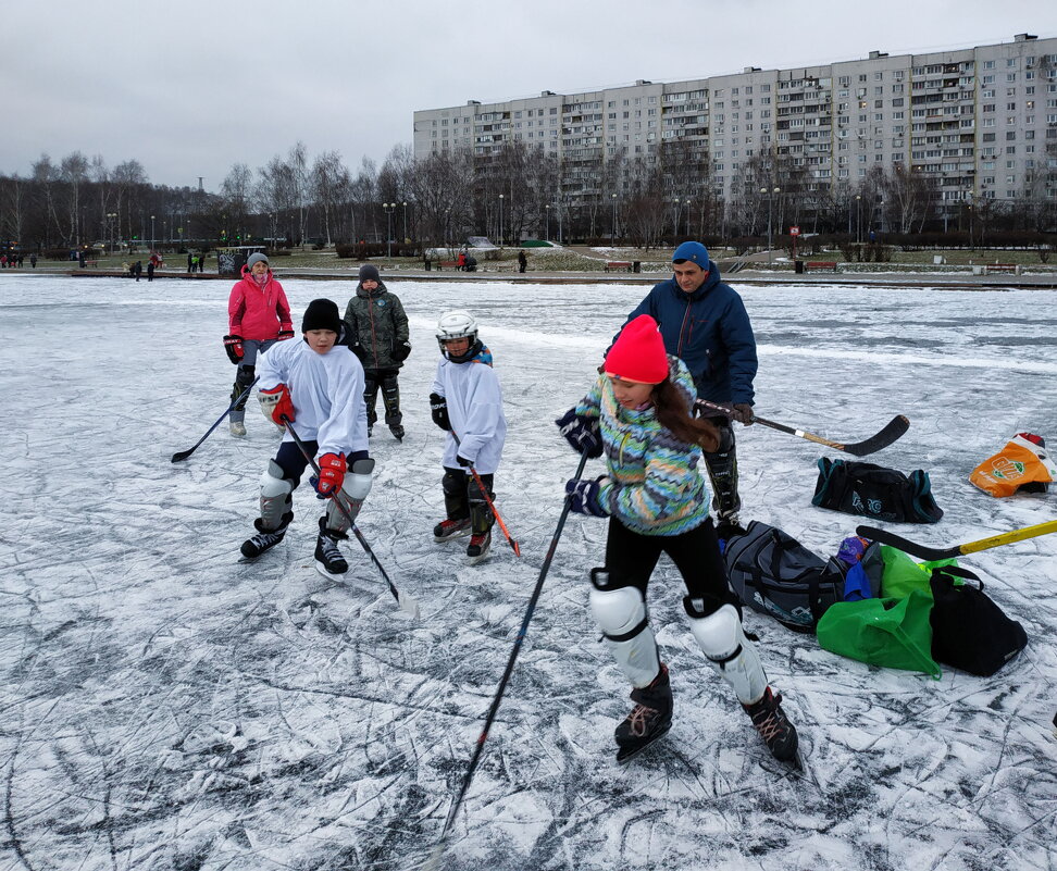 В хоккей играют настоящие девчонки - Андрей Лукьянов