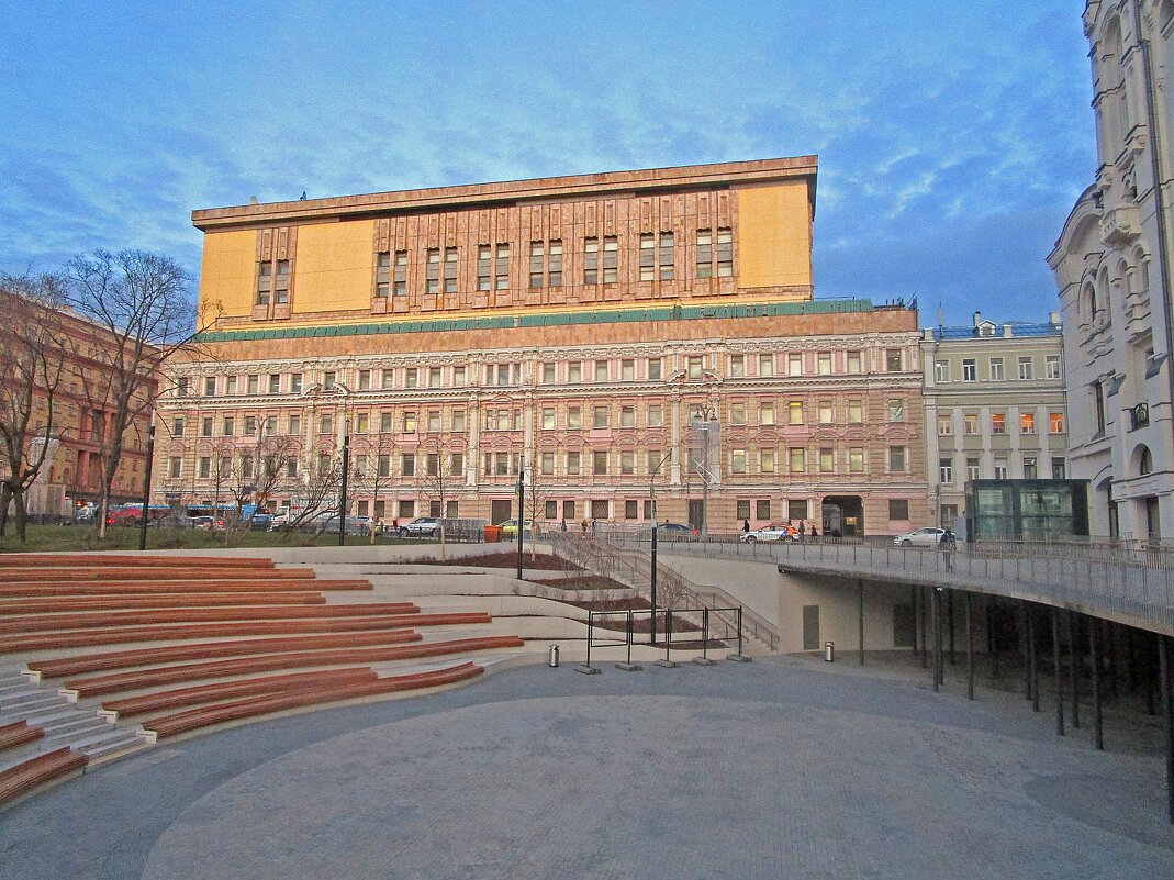Амфитеатр у северного корпуса  здания Политехнического музея - Ольга Довженко
