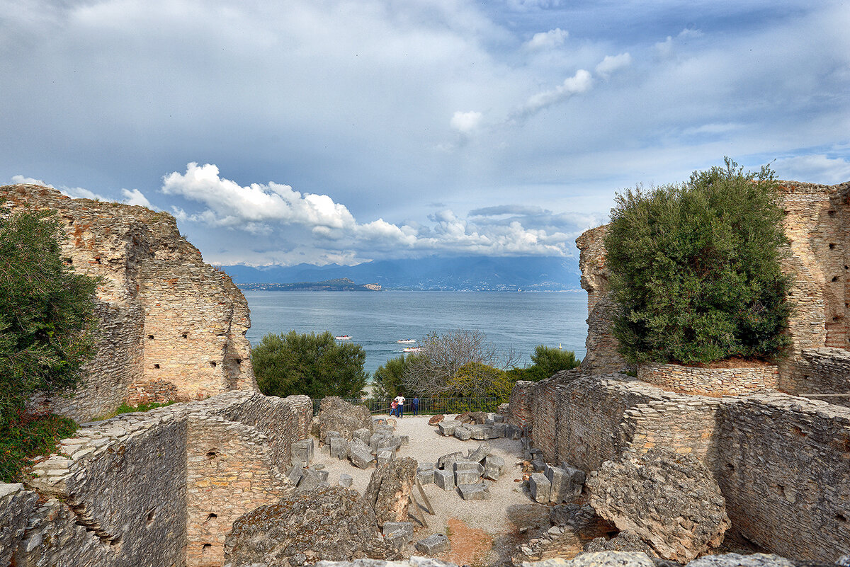 Вид на озеро Гарда с римских развалин - Valeriy(Валерий) Сергиенко