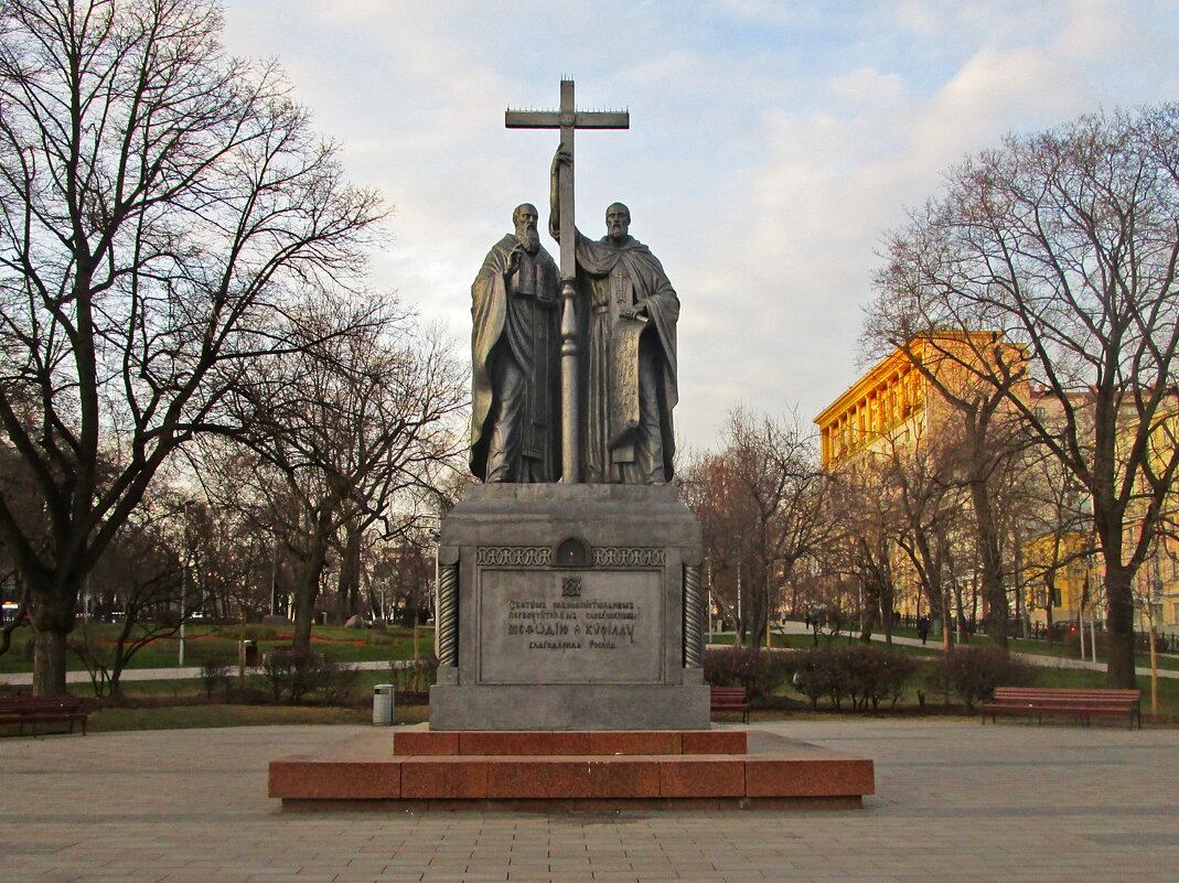 Памятник Кириллу и Мефодию (Москва) - Ольга Довженко