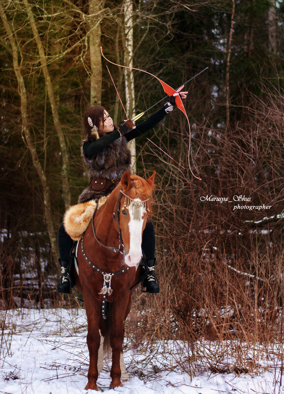Девушка на рыжей лошади с луком - Мария 
