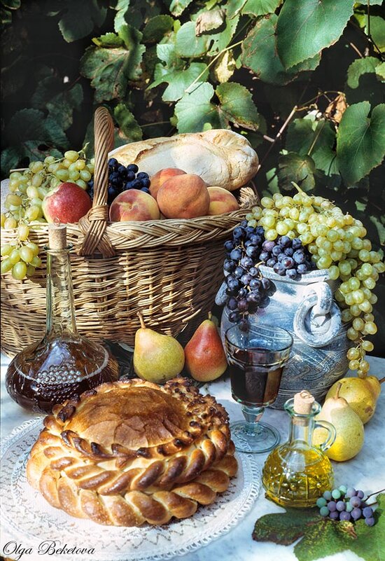 Натюрморт с хлебом и виноградом - Ольга Бекетова