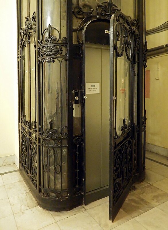 Лифт в универмаге "Пассаж" (Санкт-Петербург) - Ольга И