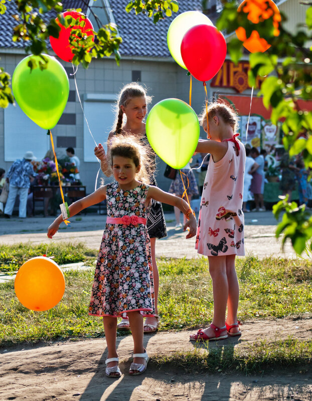 Девочки играющие с шариками - Николай 