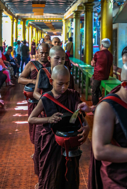 Мьянма кормление монахов - Andrey Vaganov