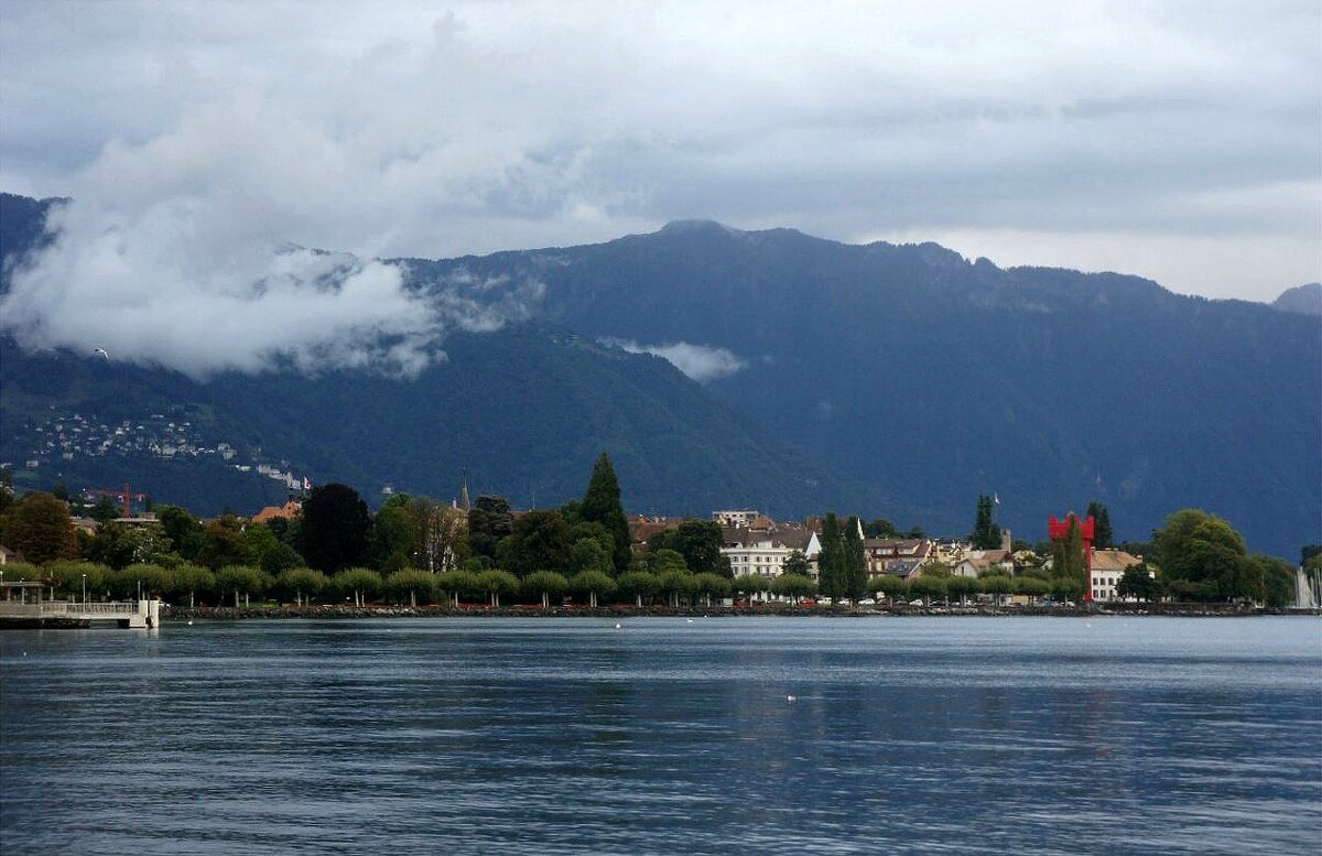 Тихая набережная с клумбами и лебедями, обалденными видами на Женевское озеро и Альпы - Елена Павлова (Смолова)
