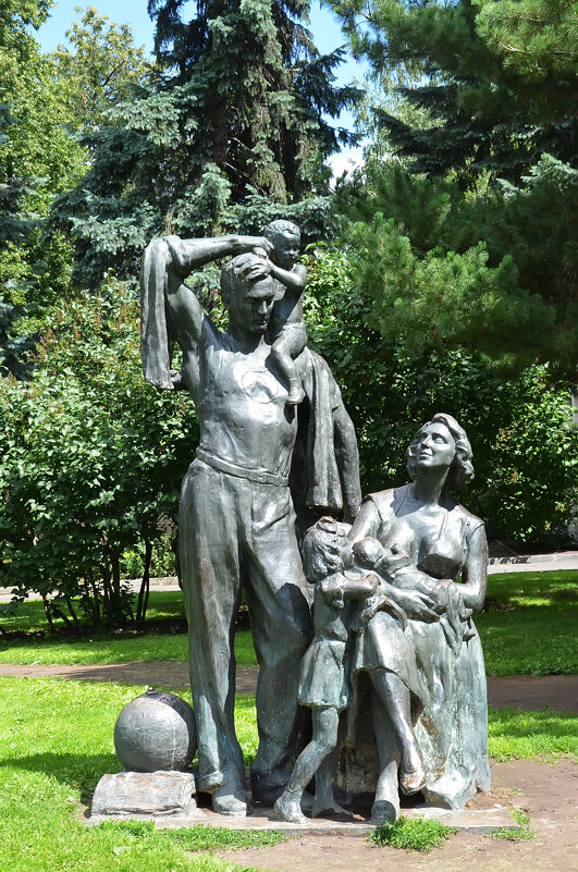 ВДНХ. Скульптура Советская семья... - Наташа *****