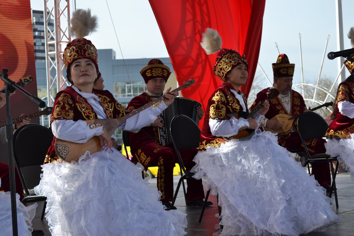 Звенит домбра... На каждой свадьбе в  Казахстане. - Андрей Хлопонин