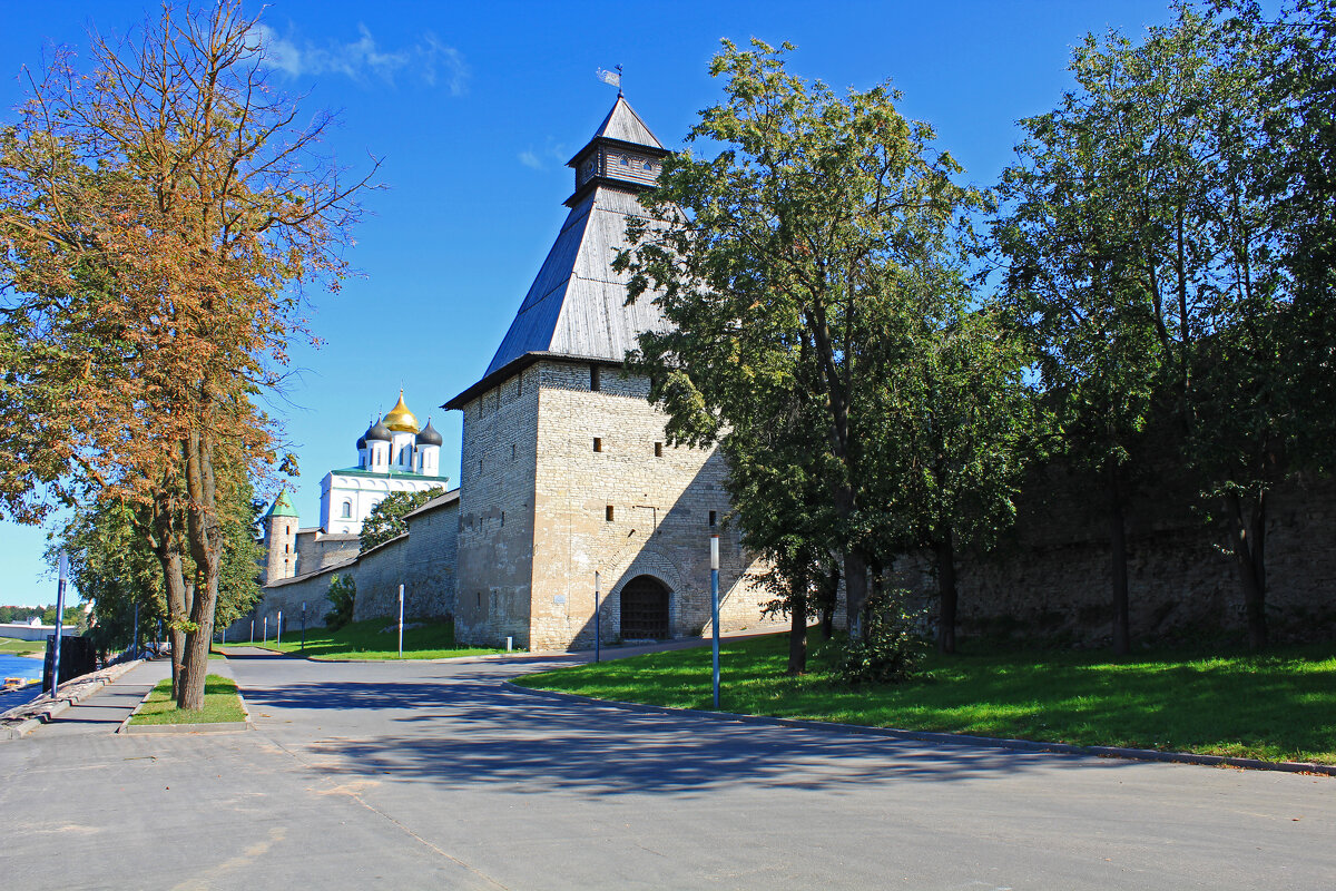 Псковский Кром, Власьевская башня - Евгений 