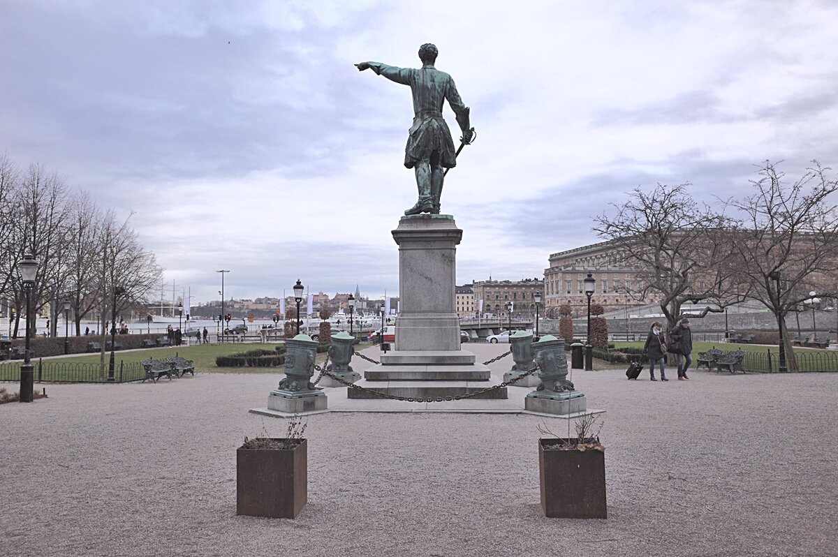 Стокгольм Kungsträdgården.Статуя короля Карла XII - wea *