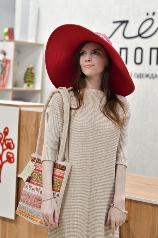 Дама в шляпе со стильной сумкой - Светлана Громова