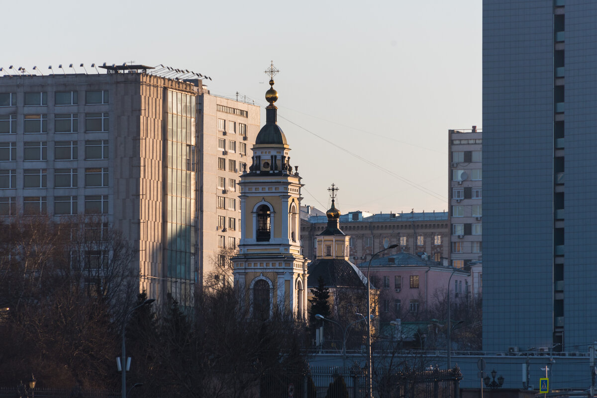 Меж высоких домов... - Владимир Безбородов