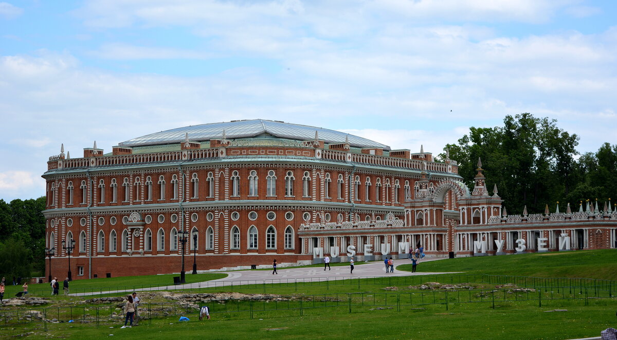 большой дворец и хлебный дом в царицыно