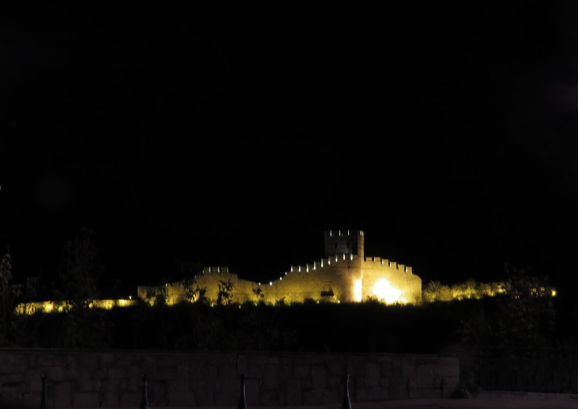 Крепость “Трапезица“ ночью - ИРЭН@ .