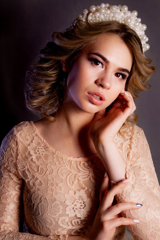 Красивая девушка в белой короне - Анастасия Иващенко