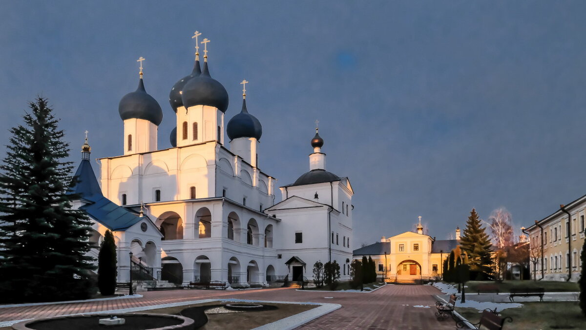 Во дворе Высоцкого мужского монастыря - Георгий А