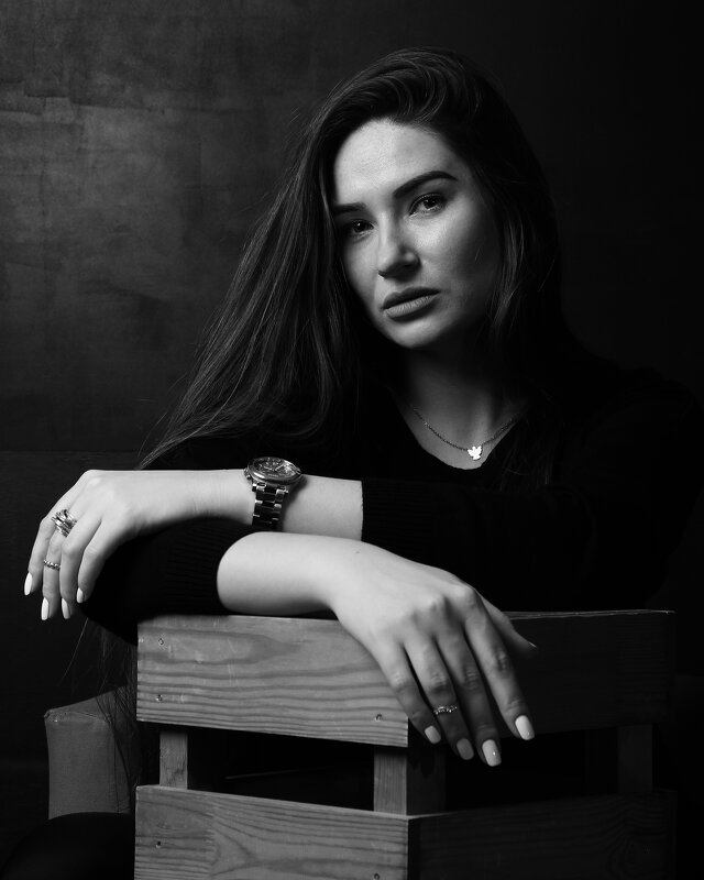 женский портрет на черном фоне - Арзу Исрафилова