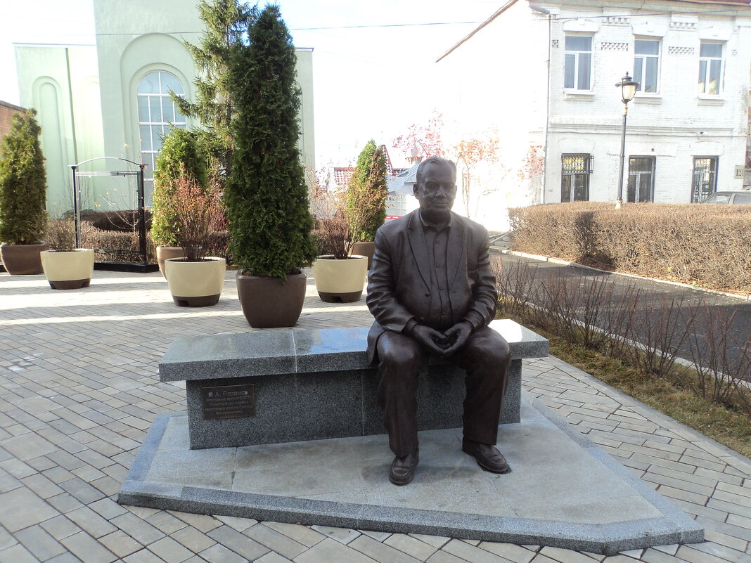 Памятник Эльдару Рязанову - марина ковшова 