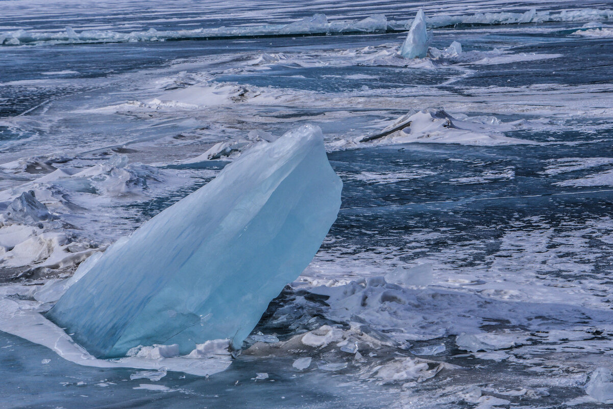 ледяные акулы пробьются на поверхность Байкала - Георгий А