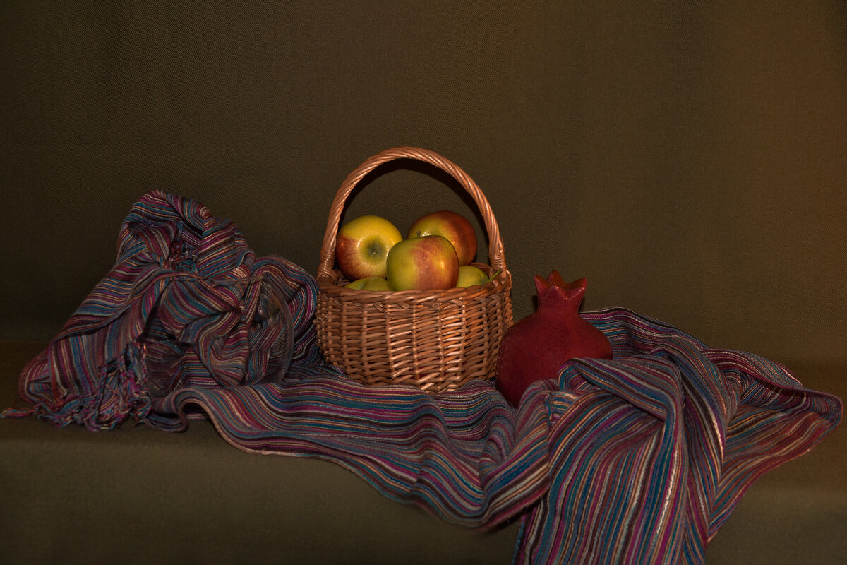 Натюрморт с корзинкой яблок. - Александра Климина
