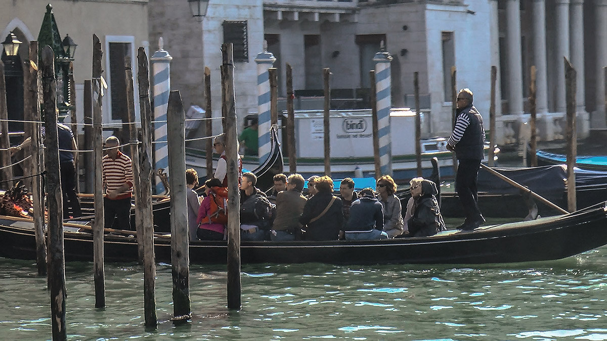 Venezia. Il tragetto è un passaggio di 15 persone attraverso il canale. - Игорь Олегович Кравченко